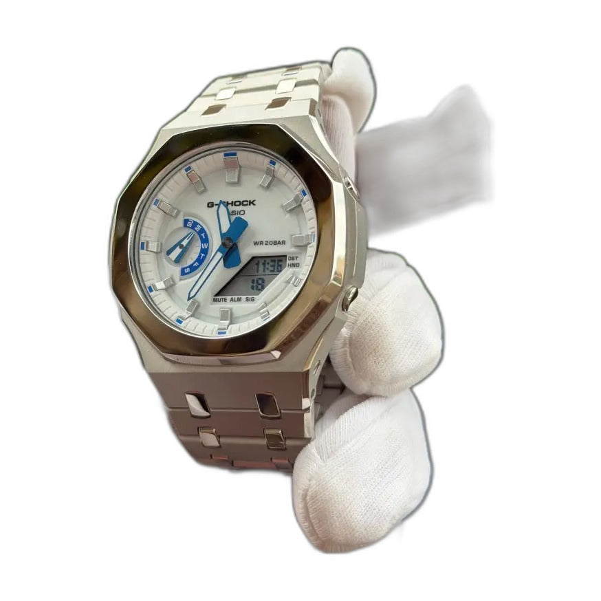 Montre CasiOak Custom Silver White Blue Mirror Polish – mod G-Shock GA-2100, vue 3 — fond blanc