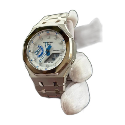 Montre CasiOak Custom Silver White Blue Mirror Polish – mod G-Shock GA-2100, vue 3 — fond blanc