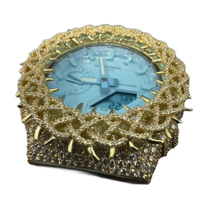 Montre CasiOak Custom Moissanite 925 Gold IcedOut Thorn Blue - Luxury Mod GA2100 – mod G-Shock GA-2100, vue 3 — fond blanc