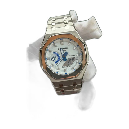 Montre CasiOak Custom Silver White Blue Mirror Polish – mod G-Shock GA-2100, vue 2 — fond blanc