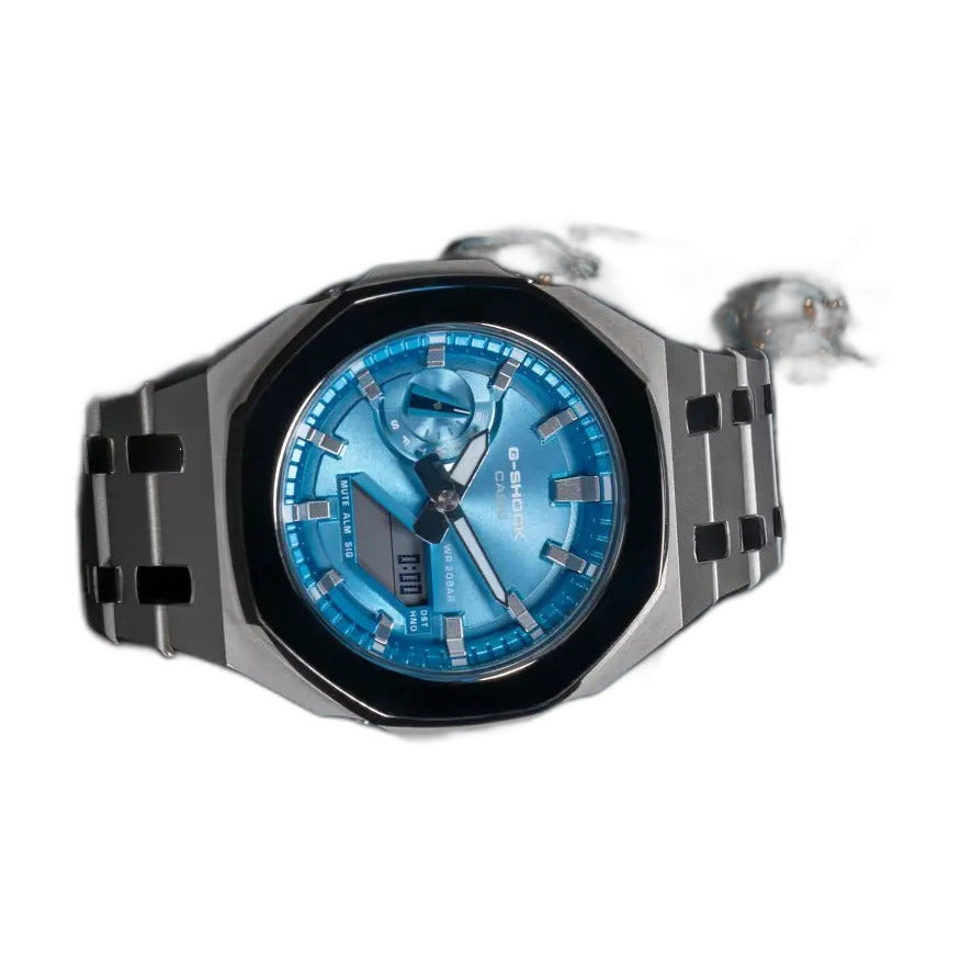 Montre CasiOak Custom Silver Blue Mirror Polish – mod G-Shock GA-2100, vue 3 — fond blanc