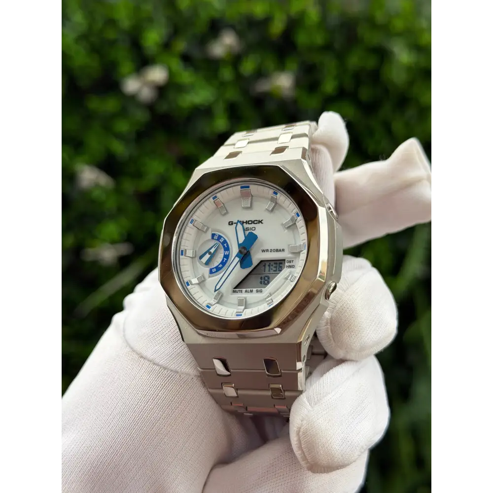 Montre CasiOak Custom Silver White Blue Mirror Polish – mod G-Shock GA-2100, vue 3